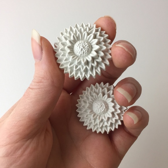 Vintage Big White Plastic Flower Clip On Earrings - Picture 2 of 8